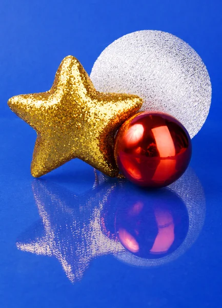 Tres diferentes juguetes de Navidad sobre fondo azul — Foto de Stock