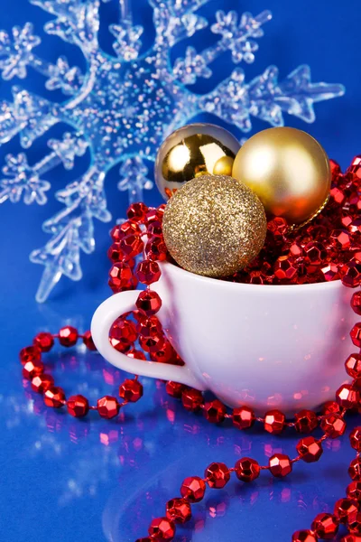 Coffee cup full of Christmas decoration on blue background with — Stock Photo, Image