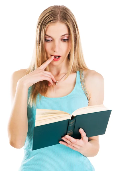 Schönes verwirrtes Mädchen mit einem Buch — Stockfoto