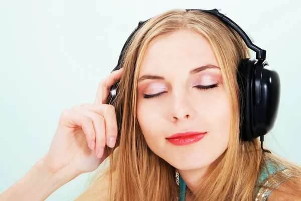 Любимая девушка слушает музыку — стоковое фото