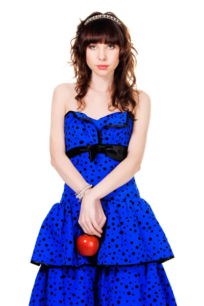 Krásná dívka s v modrých šatech drží červené jablko — Stock fotografie
