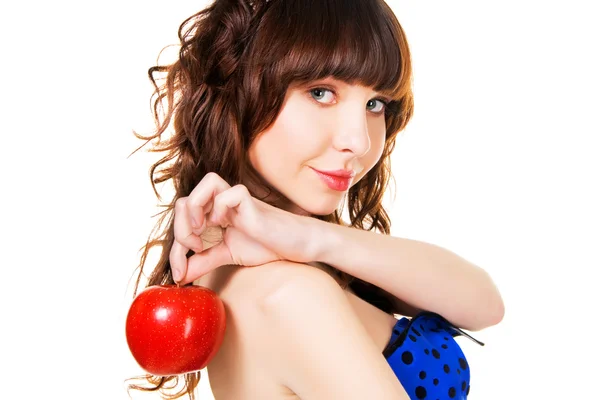 Vacker brunett med ett rött äpple — Stockfoto
