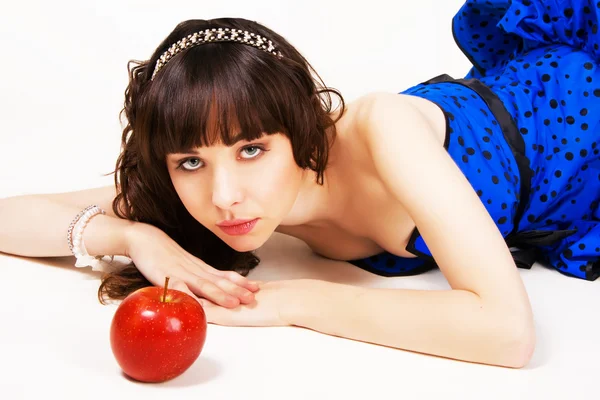 Όμορφο κορίτσι με ένα κόκκινο μήλο — Φωτογραφία Αρχείου