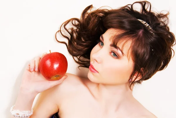 Belle brune avec une pomme rouge — Photo