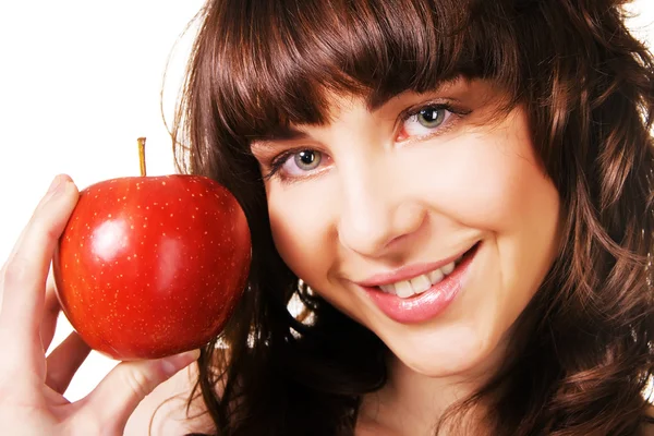 Morena bonita com uma maçã vermelha — Fotografia de Stock