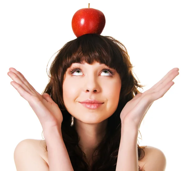 Симпатичная брюнетка с яблоком на голове — стоковое фото