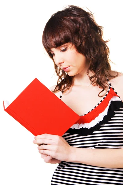 Schöne Brünette liest ein rotes Buch — Stockfoto