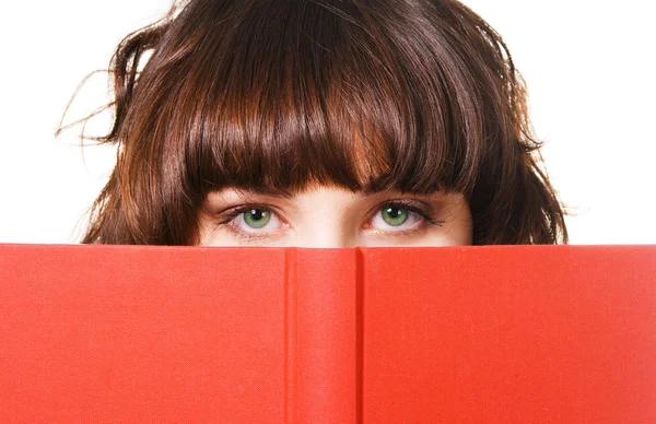 赤い本と素敵なブルネット — ストック写真