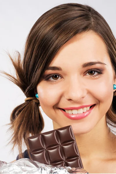 Leuk meisje met staaf-van-chocolade — Stockfoto