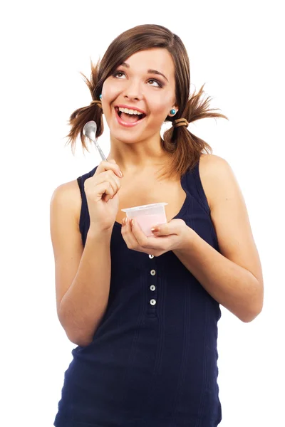 Веселая девушка ест фруктовый йогурт — стоковое фото