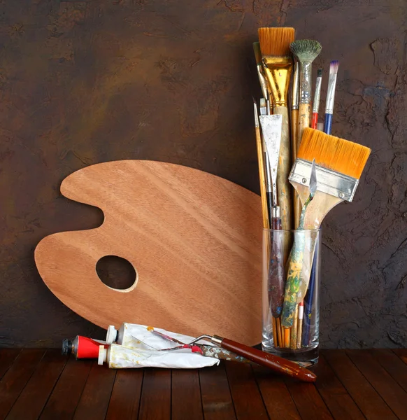 Brushes with the palette — Stock Photo, Image