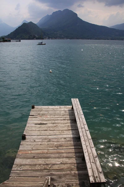 Vista desde un embarcadero de madera sobre el lago Annecy —  Fotos de Stock