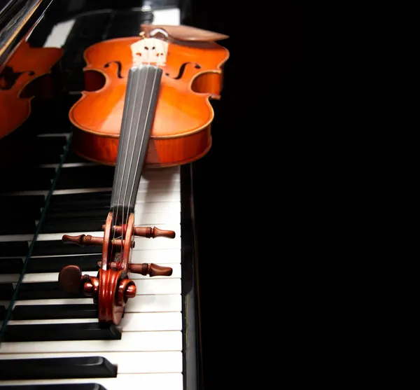 Geige auf dem Klavier — Stockfoto