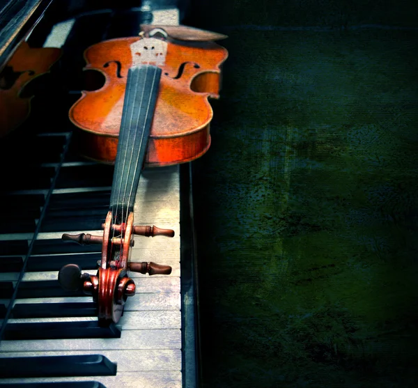 Geige auf dem Klavier — Stockfoto