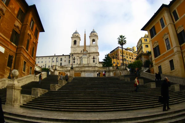 โรม Trinita dei Monti โบสถ์ — ภาพถ่ายสต็อก