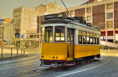 Lizbon sokak araba