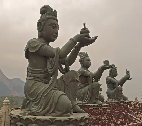 Αγάλματα μπροστά από το Βούδα στο Χονγκ Κονγκ — Φωτογραφία Αρχείου