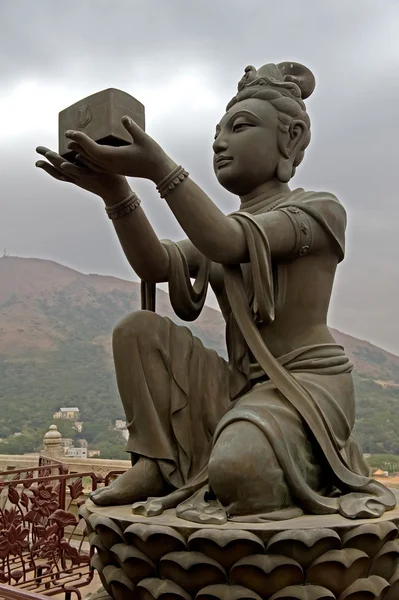 Staty framför buddha i hong kong — Stockfoto