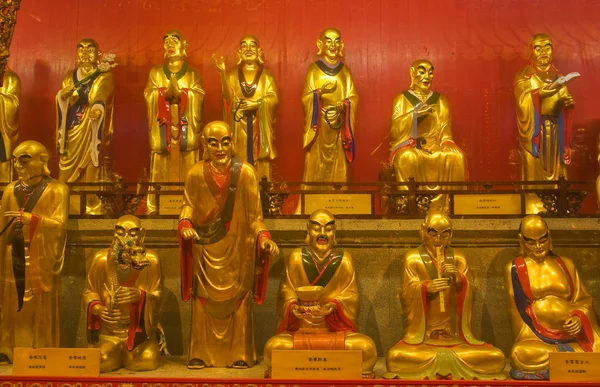 Небольшие статуи в храме Баолинь — стоковое фото