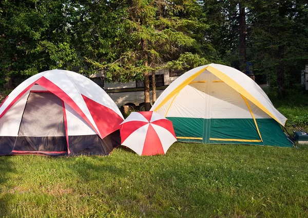 Duas tendas e guarda-chuva — Fotografia de Stock