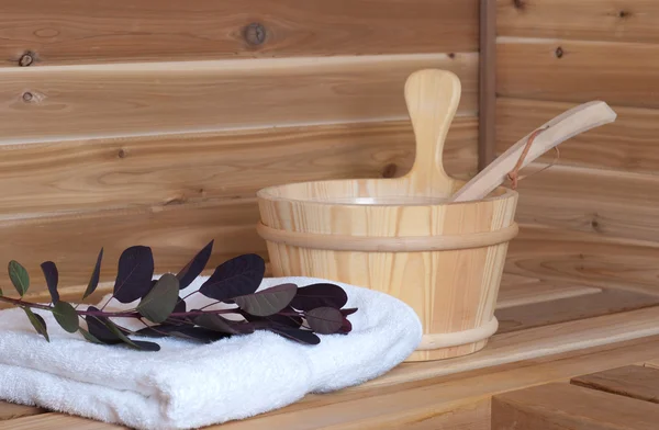 Cubo de cera con cucharón en sauna — Foto de Stock
