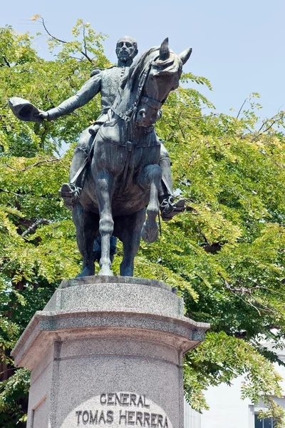 一般托马斯 · 埃雷拉在巴拿马城的雕像 — 图库照片