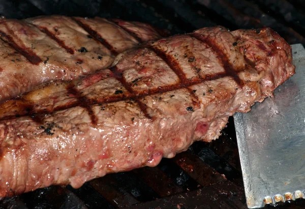 Biefstuk in barbecue grill — Stockfoto