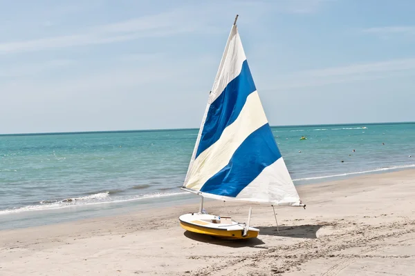 Sail boat and the ocean — Stock Photo, Image