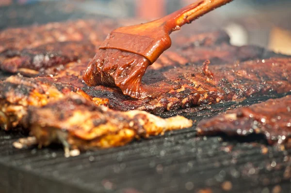 Bedruip smakelijke ribben op de barbecue. — Stockfoto