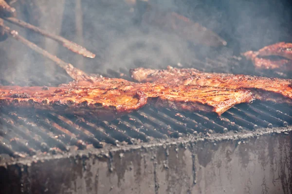 Barbecue ribs outside during rib festival in Kitchener — Stock Photo, Image