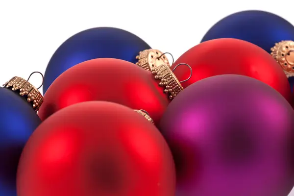 Traditionele kerstballen op witte achtergrond — Stockfoto