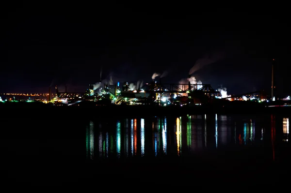 Fumes de la acería en el puerto —  Fotos de Stock