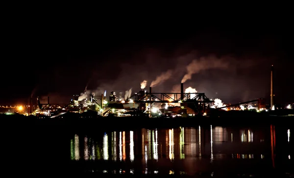Dampen van staalfabriek in de haven — Stockfoto