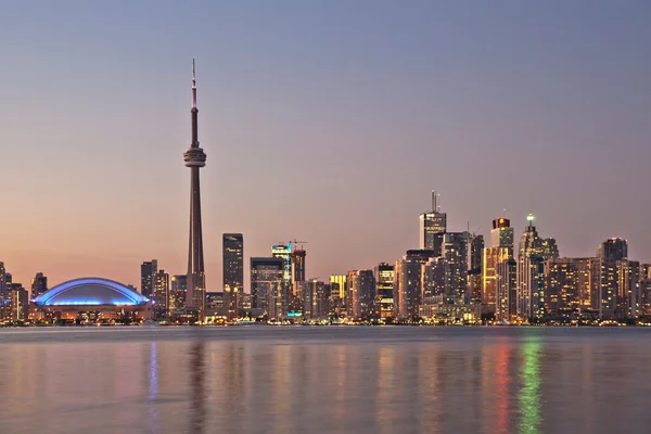 Toronto natt skyline cn tower downtown skyskrapor solnedgång canad — Stockfoto