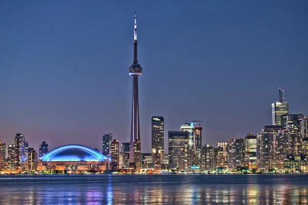 Toronto horizonte nocturno CN Tower rascacielos céntricos puesta de sol Canad —  Fotos de Stock