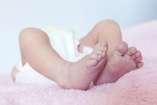 Pés pequenos de um recém-nascido — Fotografia de Stock