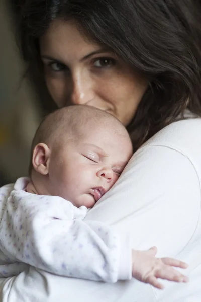 Baby slapen op mom's schouder — Stockfoto