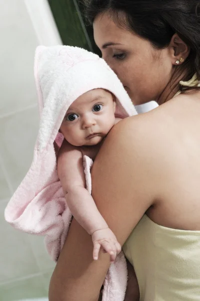 Baby in de roze en witte badjas — Stockfoto