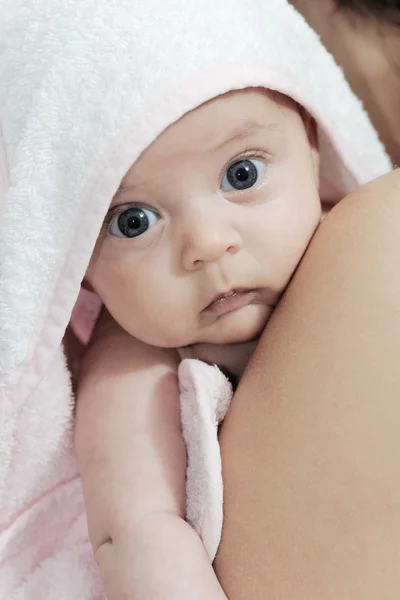 Bebê no roupão de banho rosa e branco — Fotografia de Stock