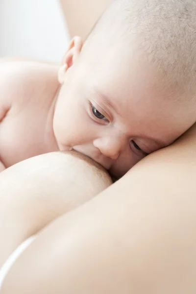 Мати годувала немовлям грудьми — стокове фото