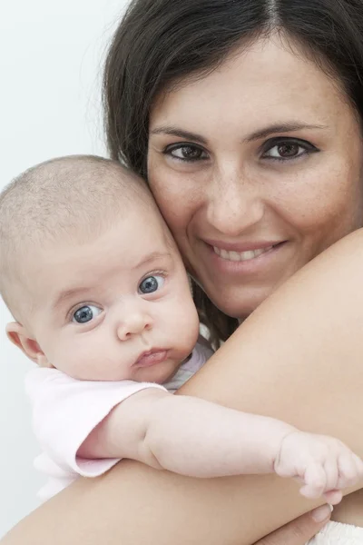 Gelukkig baby in de armen van zijn moeder — Stockfoto