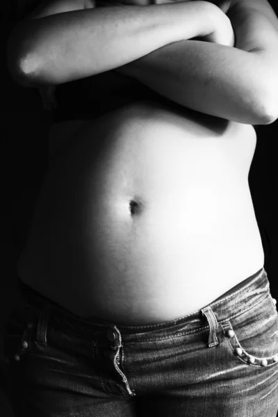Embarazada sobre fondo negro con brazos cruzados — Foto de Stock