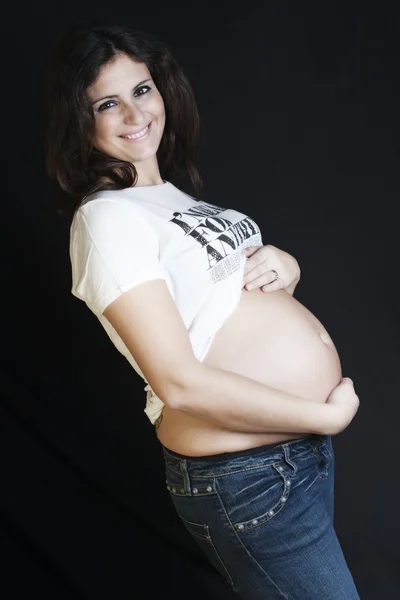 Szczęśliwy w ciąży na czarnym tle — Zdjęcie stockowe