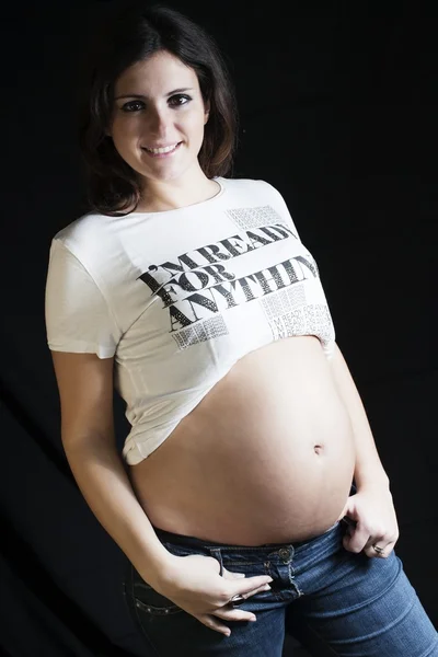 Onnellinen raskaana mustalla pohjalla — kuvapankkivalokuva