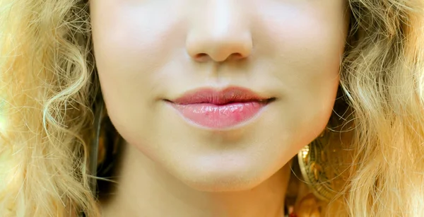 Genç sarışın bir kadın pembe dudaklar — Stok fotoğraf
