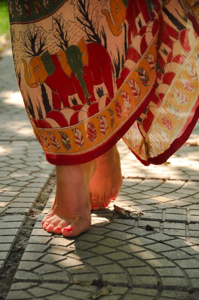 Femme charmante en jupe ethnique — Photo