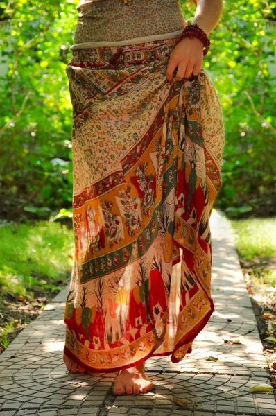 Очаровательная женщина в этнической юбке Лицензионные Стоковые Фото