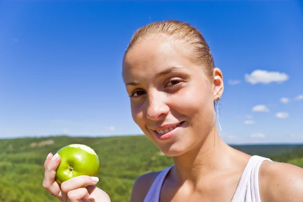 Lány eszik egy almát. — Stock Fotó