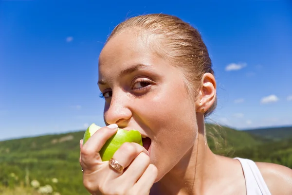 Lány eszik egy almát. — Stock Fotó
