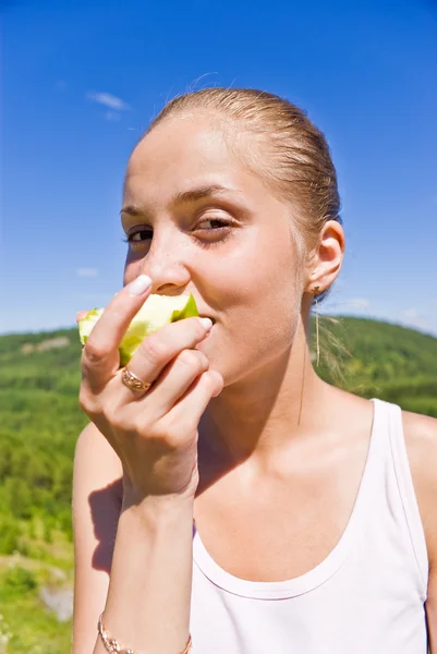 Menina comer uma maçã. — Fotografia de Stock